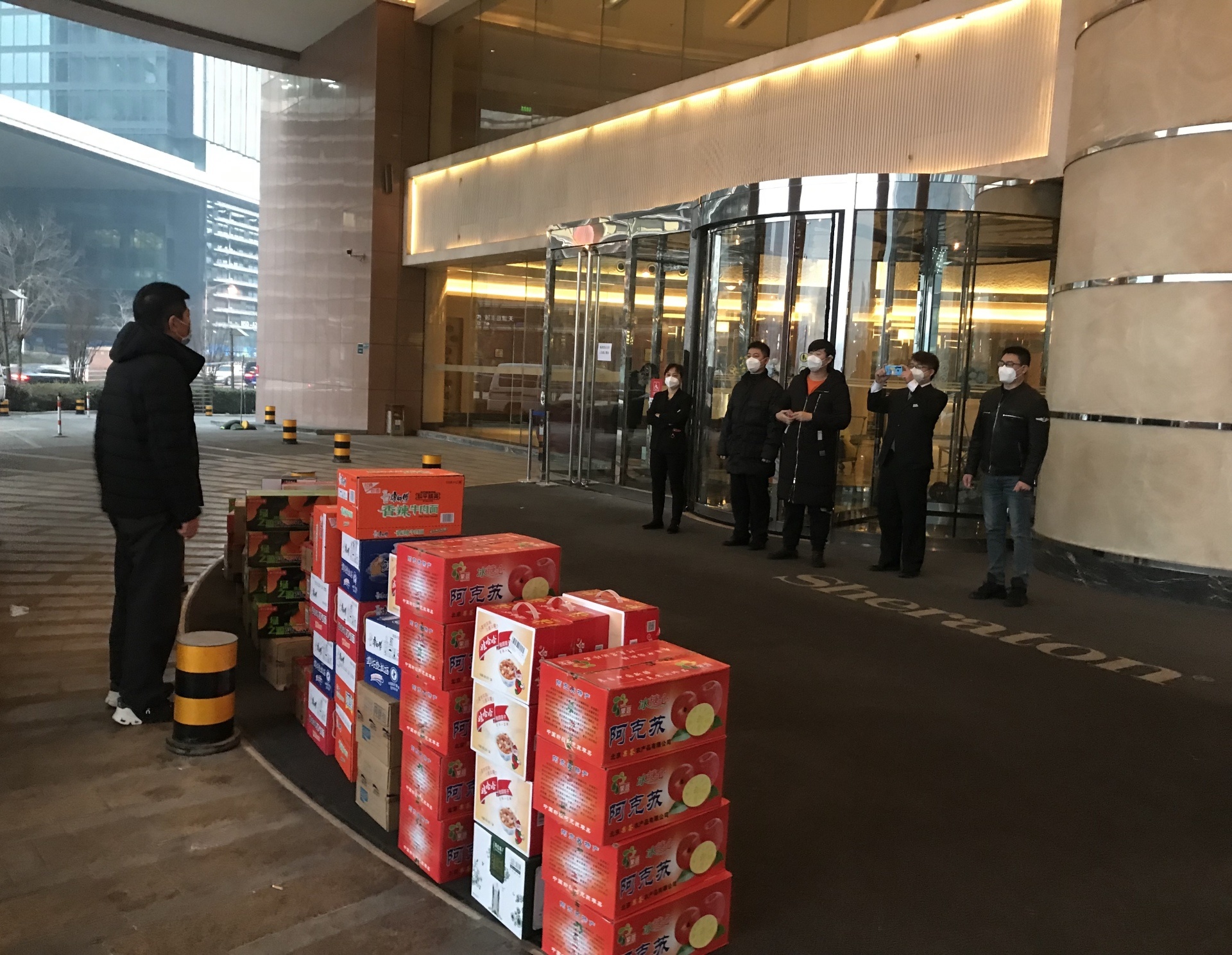 暖人(rén)心鼓士氣！集團董事(shì)長(cháng)慰問(wèn)隔離(lí)點工(gōng)作(zuò)人(rén)員(yuán)